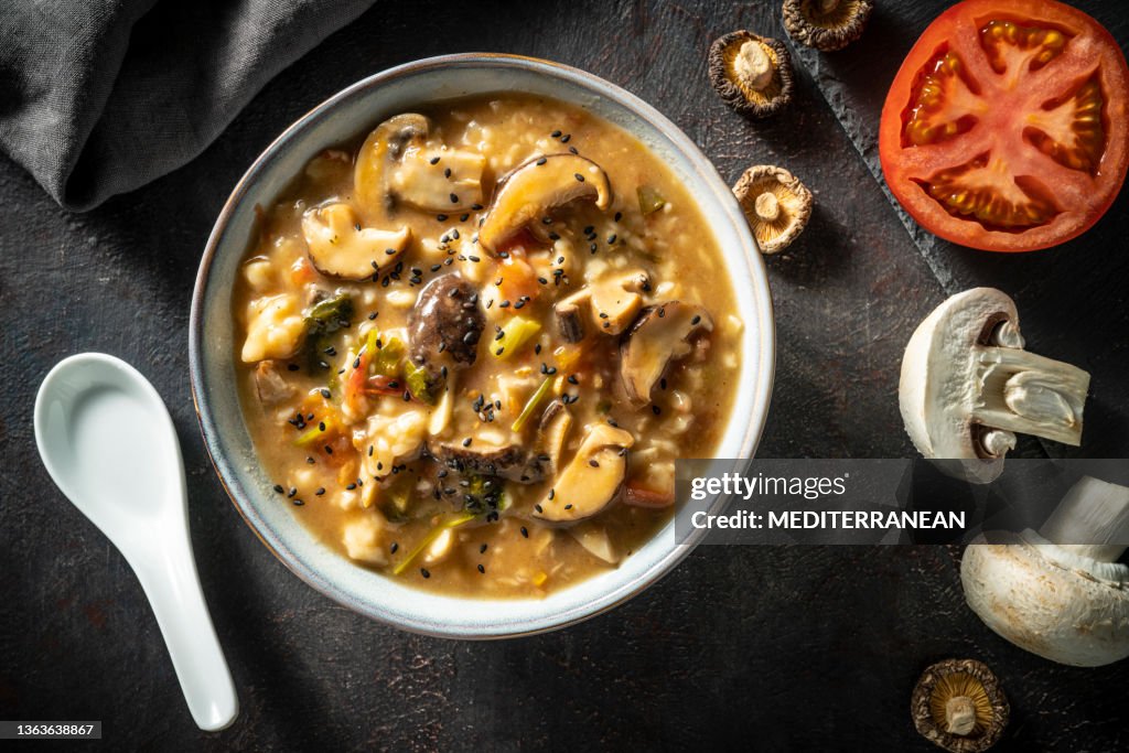 Gota de massa e sopa de tomate sopa vegana planta asiática com i