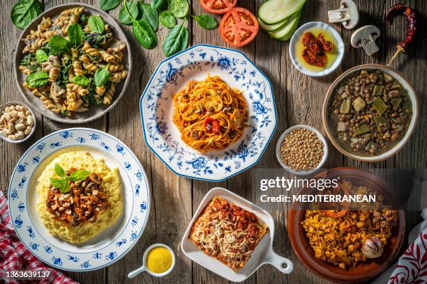 vegan mediterranean diet food arrangement, plant based recipes m - mediterranean diet stockfoto's en -beelden