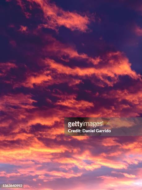 best sunset colors painting in the clouds, vertical background, moody sky - dark sky stockfoto's en -beelden