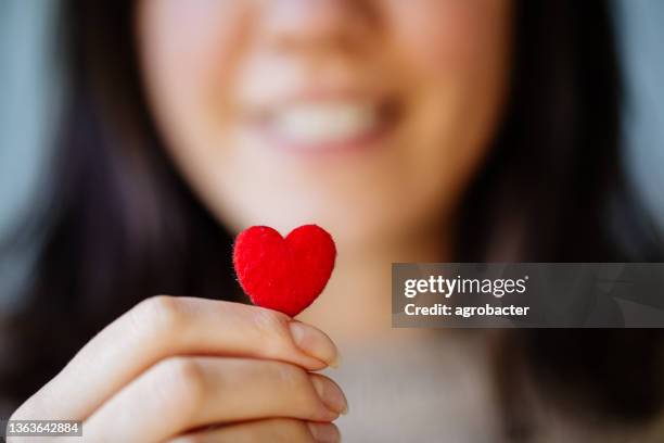 woman holding tiny heart - blood donation imagens e fotografias de stock