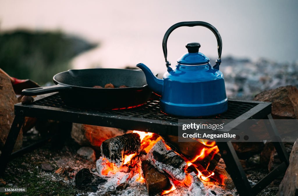 Tetera y hierro fundido sobre fogata