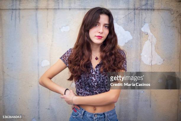 カメラを見て長い髪を持つ美しい十代の少女。 ウエストアップポートレート - skinny teen ストックフォトと画像