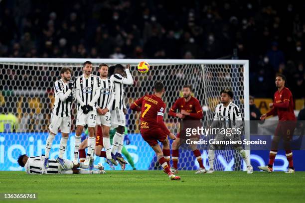 Lorenzo Pellegrini of AS Roma scores a goal from a free kick during the Serie A match between AS Roma v Juventus at Stadio Olimpico on January 09,...