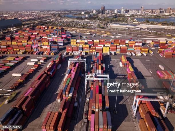 aerial view across intermodal container yard in port of long beach - long beach californië stockfoto's en -beelden