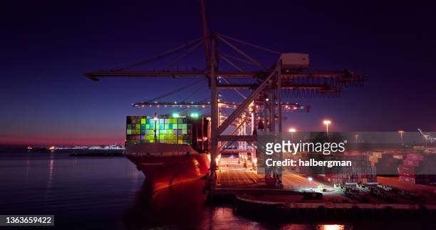 kräne bereit, containerschiff nachts im hafen von long beach zu entladen - port of los angeles stock-fotos und bilder