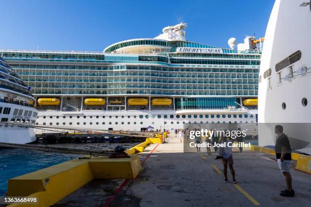 passengers disembarking from several cruise ships in costa maya, mexico - cruise ship dock stock pictures, royalty-free photos & images