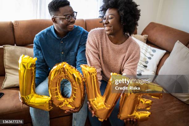 african american couple holding love balloons - valentines african american 個照片及圖片檔