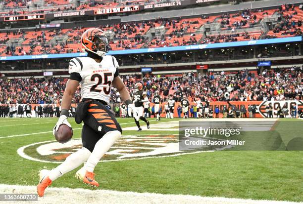 Chris Evans of the Cincinnati Bengals catches the ball for a touchdown during the fourth quarter against the Cleveland Browns at FirstEnergy Stadium...