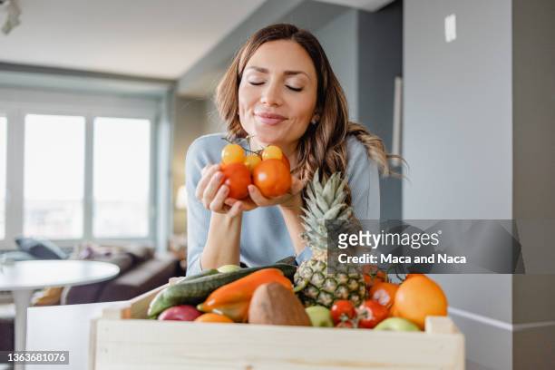 smelling organic vegetables - smelling food imagens e fotografias de stock