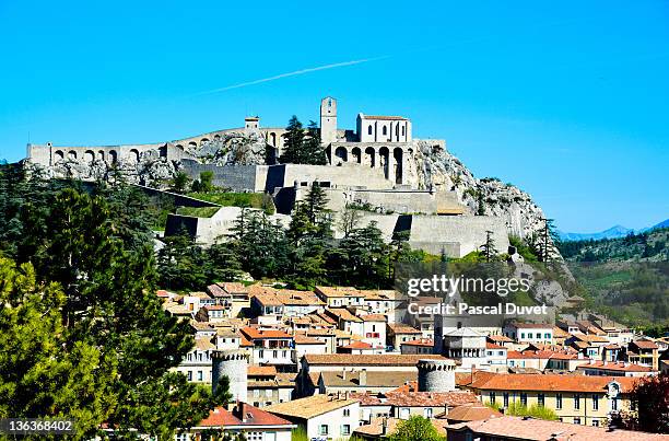 sisteron and citadel - sisteron fotografías e imágenes de stock