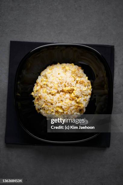 egg fried rice - arroz frito fotografías e imágenes de stock