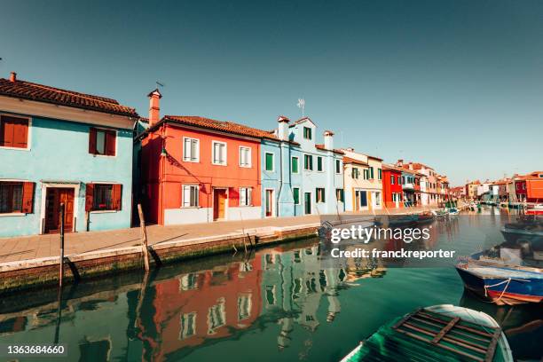 burano colorido pueblo en italia - burano fotografías e imágenes de stock