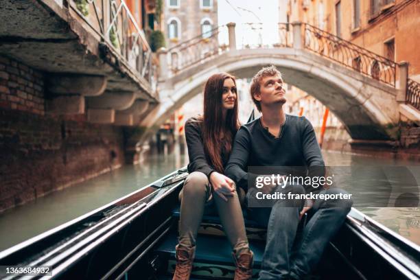 touristen zusammen in der gondel in venedig - kommunikationskanäle stock-fotos und bilder