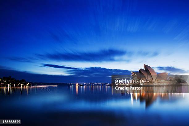 blue morning at sydney opera house - sydney australia photos et images de collection