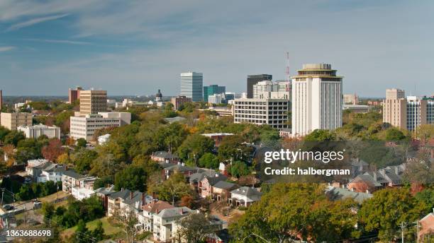 drone flight over columbia, sc - columbia south carolina stockfoto's en -beelden