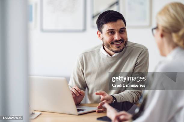 home office: mann und frau haben ein meeting - börsenmakler stock-fotos und bilder