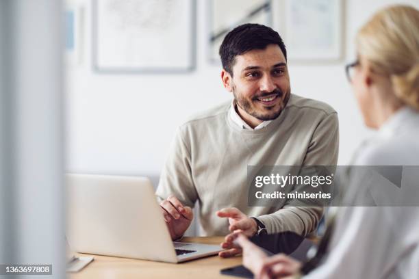 home office: mann und frau haben ein meeting - school tablet stock-fotos und bilder