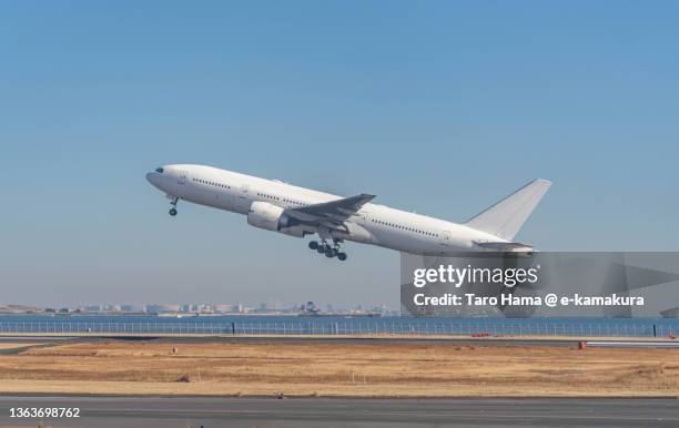 tokyo haneda international airport in tokyo of japan - airplane take off stock-fotos und bilder