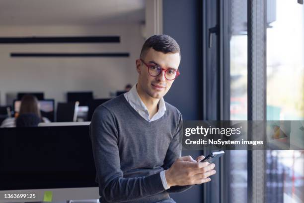 junge unternehmer in seinem büro - testimonial stock-fotos und bilder