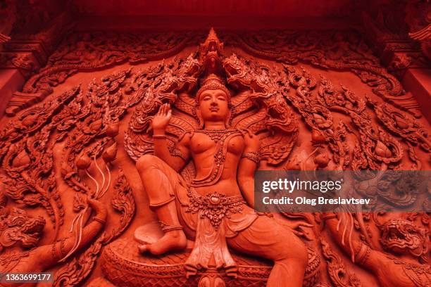 red temple wat sila ngu on samui, thailand. traditional religious asian architecture and symbols - museum of prehistoric thera stockfoto's en -beelden