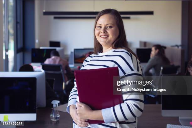 mujer jefa de equipo en la oficina - chicas gorditas fotografías e imágenes de stock