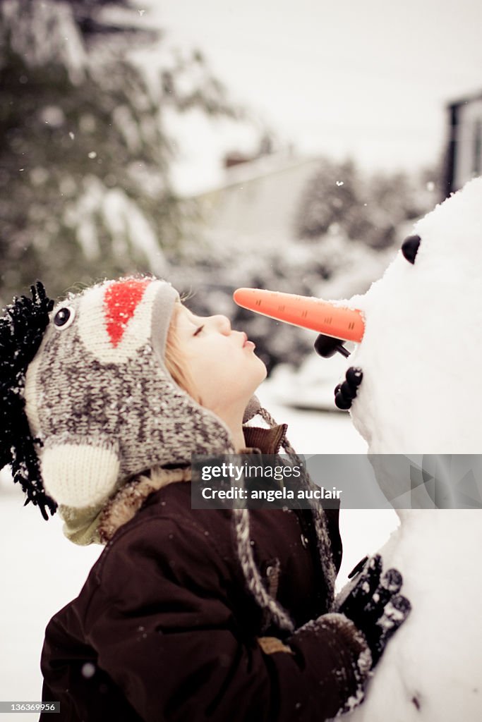 Snowman kisses