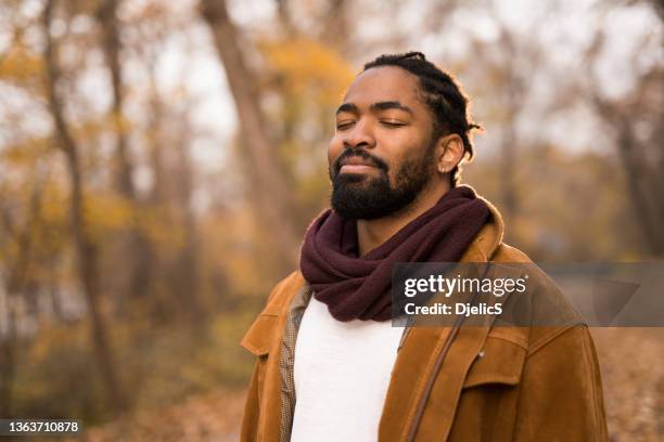 tranquil young man meditating in nature. - breathing exercise 個照片及圖片檔