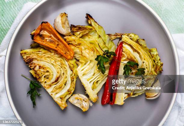 baked cabbage, pepper and garlic served on plate. - roasted pepper ストックフォトと画像