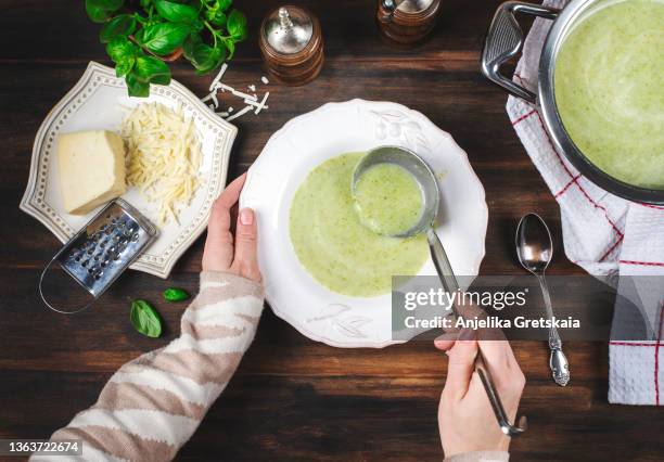 broccoli soup, top view. - cremesuppe stock-fotos und bilder