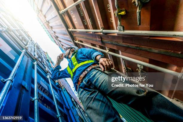 engineers are inspecting warehouses in the port. - containerhafen stock-fotos und bilder