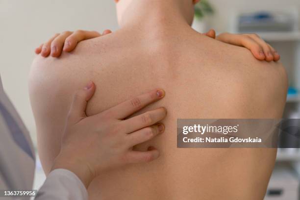 alternative medicine chiropractic touching male patient back. intervertebral pain complaint - trigger stockfoto's en -beelden