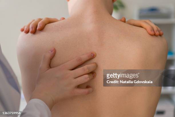 alternative medicine chiropractic touching male patient back. intervertebral pain complaint - human vertebra 個照片及圖片檔