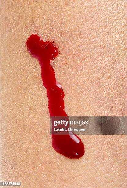 menschliches blut von kleinen schnitt - wunde stock-fotos und bilder