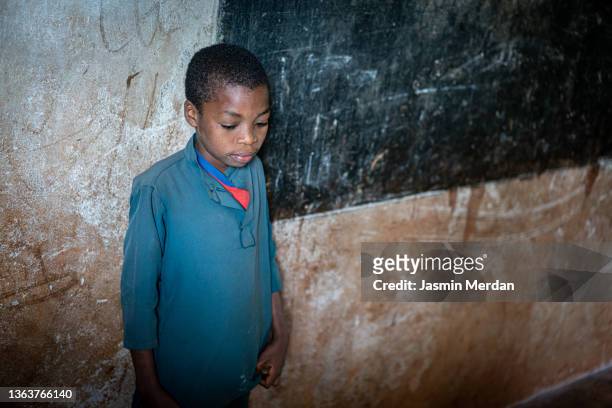 african black child in school classroom - escuela rural fotografías e imágenes de stock
