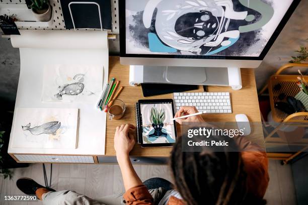 graphic designer at work - illustrator imagens e fotografias de stock