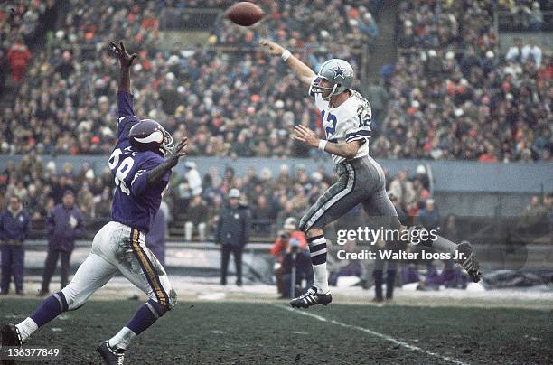 Dallas Cowboys QB Roger Staubach in action, pass vs Minnesota Vikings at Metropolitan Stadium. Bloomington, MN CREDIT: Walter Iooss Jr.