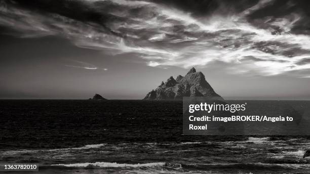 two rocky islands in the sea at sunset, skellig michael and little skellig, skellig ring panoramic road, portmagee, iveragh peninsula, kerry, ireland - skellig michael 個照片及圖片檔