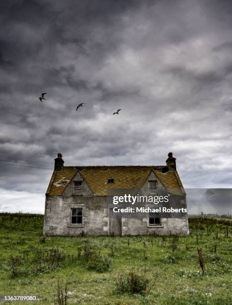 derelict house on north uist in the outer hebrides (western isles), scotland - a haunted house stockfoto's en -beelden
