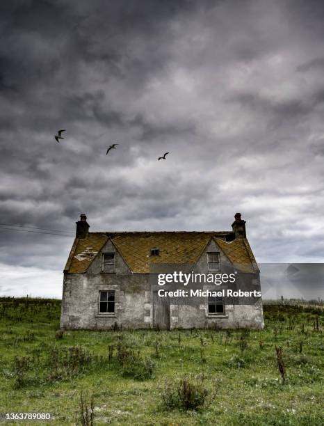 derelict house on north uist in the outer hebrides (western isles), scotland - haunted house stock pictures, royalty-free photos & images