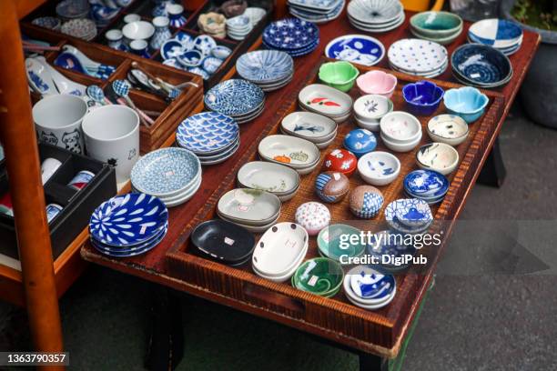 japanese pottery shop - 皿　和 ストックフォトと画像