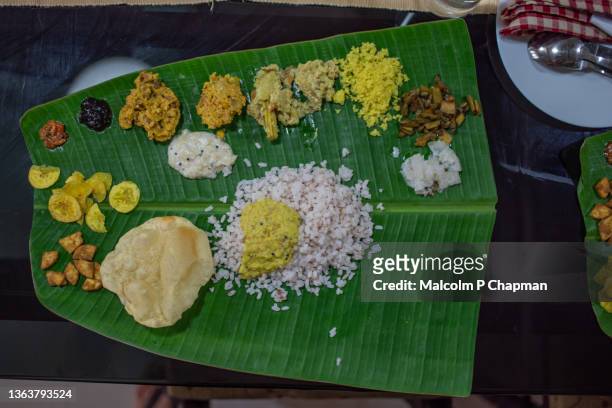 thali rice meal with veg, served on banana leaf, kerala, india - kerala food stock-fotos und bilder