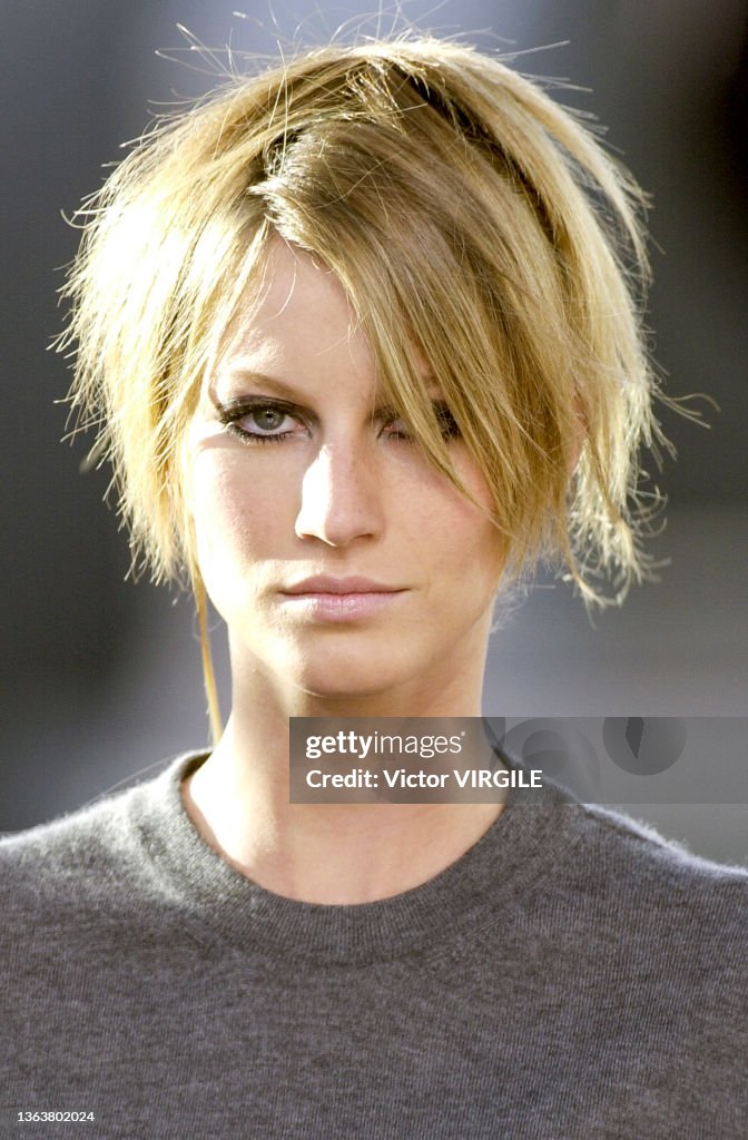 Louis Vuitton - Runway - Spring/Summer 2001 Paris Fashion Week