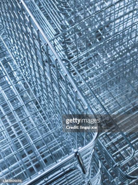 abstract pattern of stacked barbed wire baskets - chariot wheel photos et images de collection