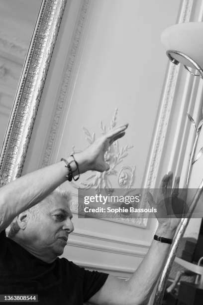 Le chanteur Enrico Macias chez lui à Paris . L’auteur de "Enfants de tous pays" né en 1938 en Algérie, publiera son prochain album en Février 2022...