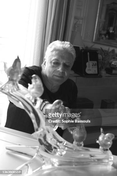 Le chanteur Enrico Macias chez lui à Paris . L’auteur de "Enfants de tous pays" né en 1938 en Algérie, publiera son prochain album en Février 2022...