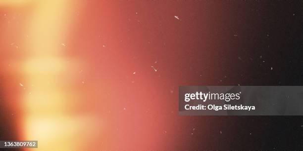 film glare, noise and scratches on a black background - efeito de luz imagens e fotografias de stock