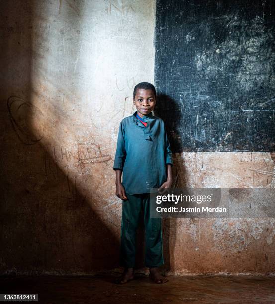 african black child in school classroom - weeshuis stockfoto's en -beelden