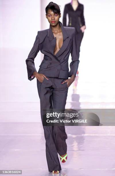 Jessica White walks the runway during the Sonia Rykiel Ready to Wear Spring/Summer 2001 fashion show as part of the Paris Fashion Week on October 12,...