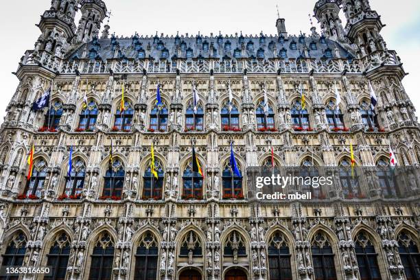 close-up detail of the facade of the stadhuis (town hall) in the grote markt in leuven belgium - lovaina fotografías e imágenes de stock