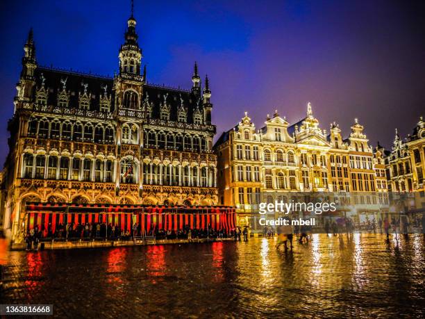 maison du roi - grand place, king's house - grote markt and guildhalls on a rainy night in brussels belgium - royal palace brussels stock-fotos und bilder